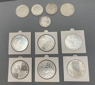 Six types différents de pièces d'argent sont exposés dans une vitrine.