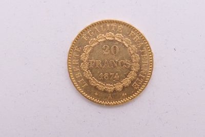 gros plan d'une pièce d'or sur une surface blanche