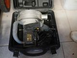 une mallette noire avec des outils à l'intérieur sur le sol