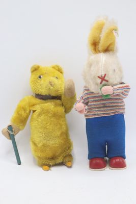 deux peluches qui se tiennent l'une à côté de l'autre