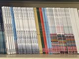 une étagère sur laquelle sont posés de nombreux livres