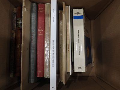 une boîte pleine de livres posée sur une table