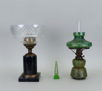 une paire de lampes en verre vert avec des pieds noirs et un bougeoir en verre vert