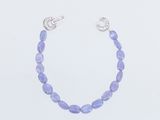 un dessin représentant un bracelet orné de perles bleues sur fond blanc