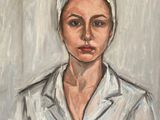 une peinture à l'huile représentant une femme vêtue d'une chemise blanche et d'un chapeau blanc