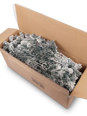 une boîte en carton remplie de papier déchiqueté posée sur une surface blanche