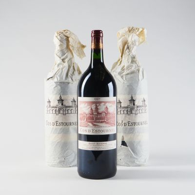 deux bouteilles de vin posées l'une à côté de l'autre sur une surface blanche