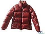 une photo d'une veste rouge brillante sur un cintre
