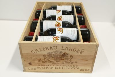 six bouteilles de vin dans un coffret en bois