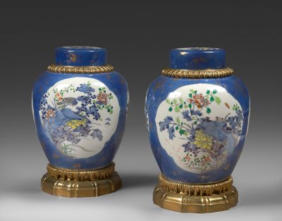 paire de vases bleus et blancs à motifs floraux