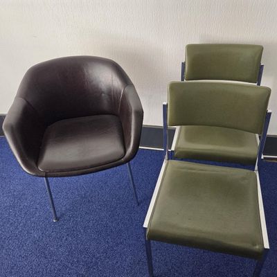trois chaises placées les unes à côté des autres dans une pièce