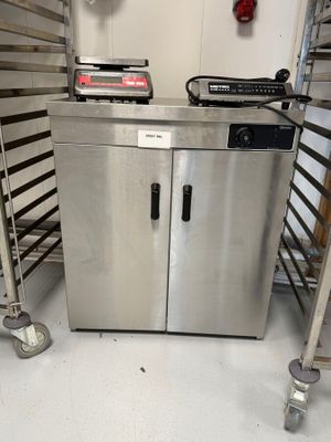une armoire en acier inoxydable dans une cuisine dotée de nombreuses étagères
