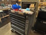 une photo d'un établi dans un garage avec des outils