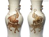 deux vases posés côte à côte sur une surface blanche