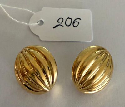 deux paires de boucles d'oreilles dorées avec une étiquette de prix sur fond blanc