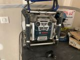 une radio posée sur une table