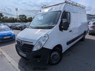 la photo d'une camionnette blanche garée sur un parking