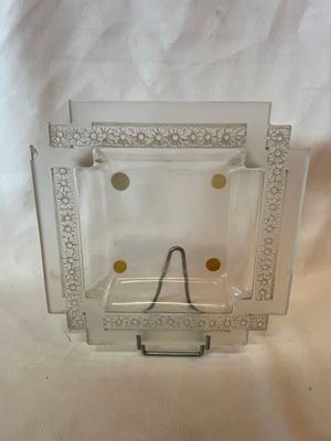 une boîte en verre transparent munie d'une poignée, sur fond blanc