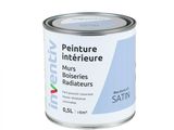 boîte de peinture satinée dans une boîte blanche sur fond bleu