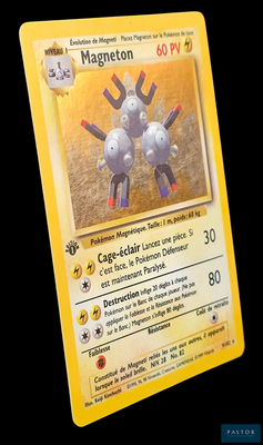 gros plan d'une carte pokemon sur fond noir
