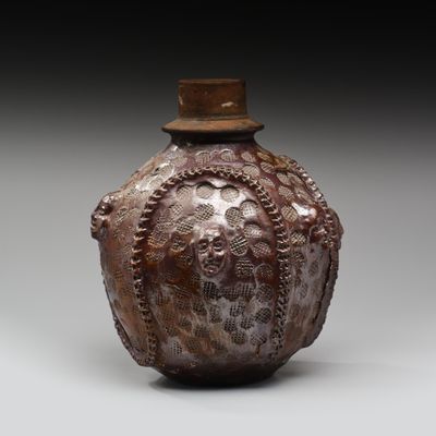 l'image d'un vase brun posé sur une table