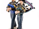 deux figurines représentant deux hommes jouant de la cornemuse sur un fond blanc