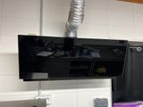 un téléviseur fixé au mur au-dessus de l'évier de la cuisine