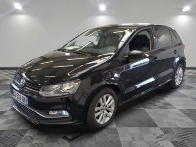 la volkswagen polo noire est garée sur un carrelage à carreaux