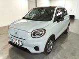 la petite voiture blanche est garée dans une grande pièce