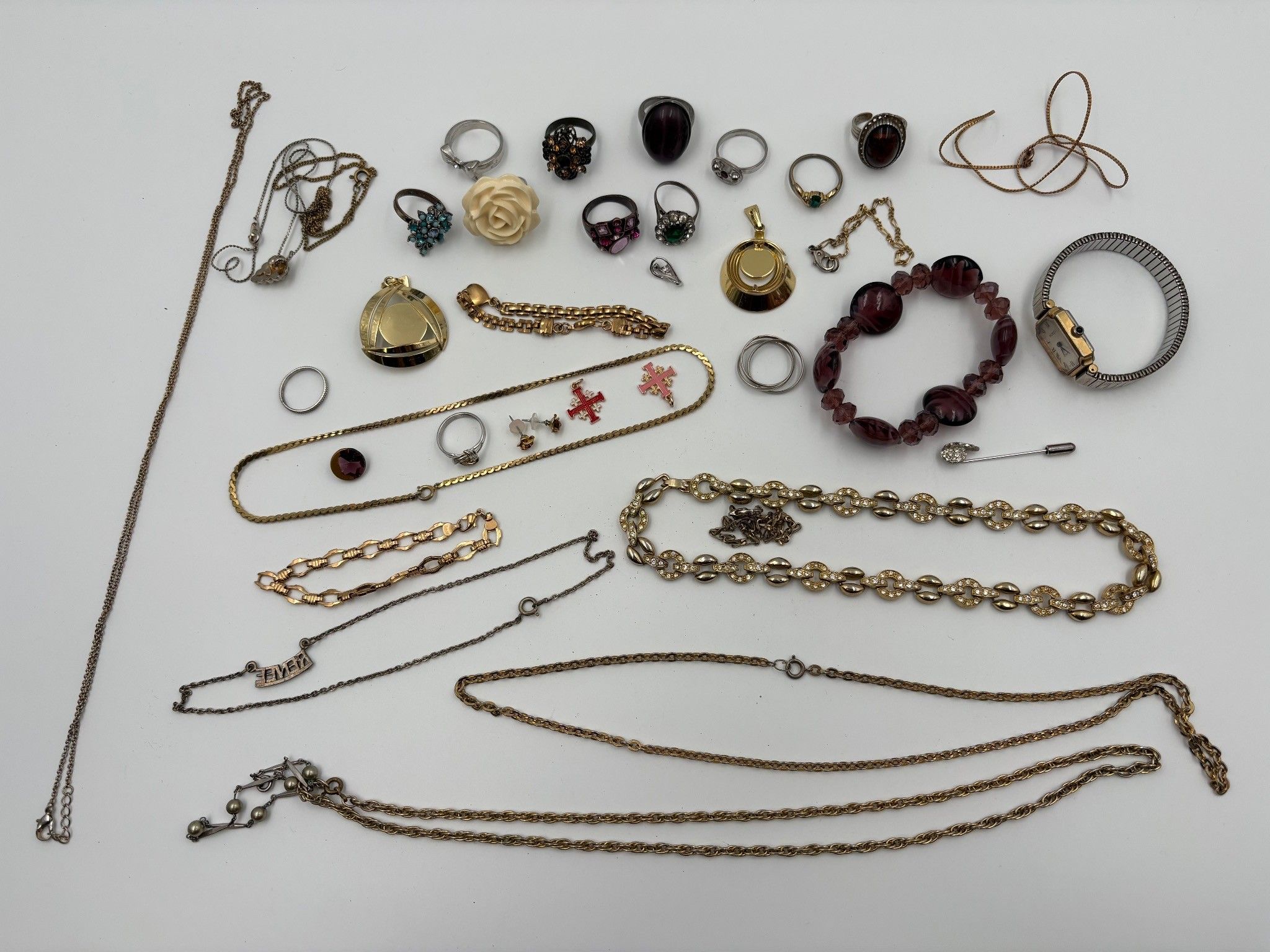 Lot de bijoux fantaisie en métal, strass, résine verre, comp…