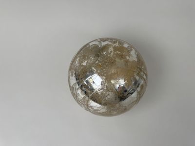 une boule de verre posée sur une table