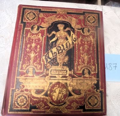un livre rouge et doré avec l'image d'une femme