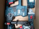 deux outils électriques dans une boîte qui se trouvent dans la boîte