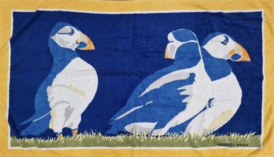 des oiseaux bleus et blancs sur fond jaune, le tout sur fond bleu