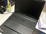 un ordinateur portable posé sur un bureau à côté d'une imprimante