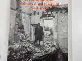 une photo en noir et blanc d'un homme debout devant un immeuble