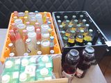 de nombreuses bouteilles de soda et de jus de fruits posées sur une table