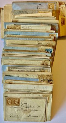 une pile de vieilles enveloppes posée sur une table