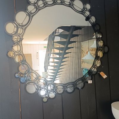 une salle de bains avec un lavabo et un miroir au mur