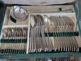 un lot de cuillères en argent et de cuillères dans une boîte