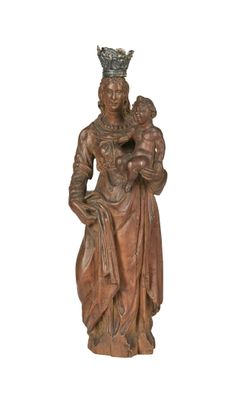 statue en bois représentant une femme tenant un enfant dans ses bras et coiffée d'une couronne