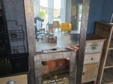 un grand miroir posé par terre à côté d'un bureau
