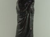 statue d'une femme tenant un enfant dans ses bras