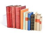 de nombreux livres alignés les uns à côté des autres