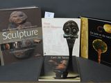 trois livres sont posés sur une table les uns à côté des autres