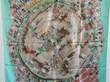 un gros plan d'un foulard carré accroché à un mur
