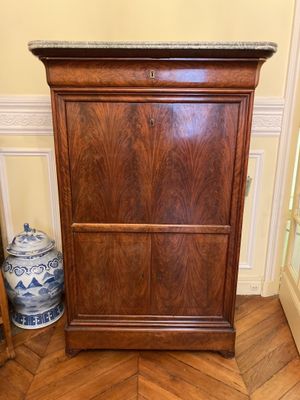 une armoire en bois avec un plateau en marbre, posée sur un parquet