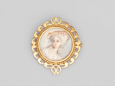 un portrait miniature d'une femme dans un cadre doré