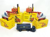 cinq camions miniatures différents et un camion empilé sur les autres