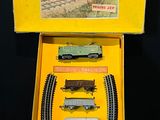 une boîte jaune contenant un circuit de train miniature